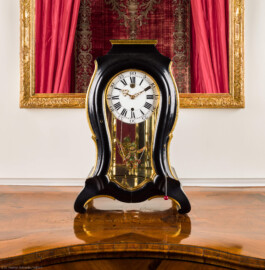 Schloss Bruchsal - Hauptbau / Corps de Logis - Von innen - Beletage - Grünes Zimmer - Südwand, Mitte - Blick auf eine Pendule mit Harlekin, auf einer Kommode stehend, dahinter ein Spiegel (Uhr gefertigt 2. Hälfte 18. Jahrhundert) (aufgenommen im November 2020, am Nachmittag) Schloss Bruchsal - Hauptbau / Corps de Logis - Von innen - Beletage - Grünes Zimmer - Südwand, Mitte - Blick auf eine Pendule mit Harlekin, auf einer Kommode stehend, dahinter ein Spiegel (Uhr gefertigt 2. Hälfte 18. Jahrhundert) (aufgenommen im November 2020, am Nachmittag)