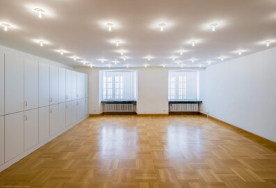 Schloss Bruchsal - Hauptbau / Corps de Logis - Von innen - Zwischengeschoss / 1. Obergeschoss, Südhälfte - Raum "Wilderichkabinett" (Größe: 52 m², Reihenbestuhlung: max. 30 Personen) - Blick nach Osten in den Raum (aufgenommen im November 2020, am späten Vormittag) Schloss Bruchsal - Hauptbau / Corps de Logis - Von innen - Zwischengeschoss / 1. Obergeschoss, Südhälfte - Raum "Wilderichkabinett" (Größe: 52 m², Reihenbestuhlung: max. 30 Personen) - Blick nach Osten in den Raum (aufgenommen im November 2020, am späten Vormittag)