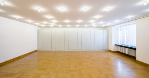 Schloss Bruchsal - Hauptbau / Corps de Logis - Von innen - Zwischengeschoss / 1. Obergeschoss, Südhälfte - Raum "Wilderichkabinett" (Größe: 52 m², Reihenbestuhlung: max. 30 Personen) - Blick nach Norden in den Raum (aufgenommen im November 2020, um die Mittagszeit) Schloss Bruchsal - Hauptbau / Corps de Logis - Von innen - Zwischengeschoss / 1. Obergeschoss, Südhälfte - Raum "Wilderichkabinett" (Größe: 52 m², Reihenbestuhlung: max. 30 Personen) - Blick nach Norden in den Raum (aufgenommen im November 2020, um die Mittagszeit)