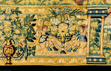 Schloss Bruchsal - Hauptbau / Corps de Logis - Von innen - Beletage - Gelbes Zimmer - Ostwand, nördliche Seite - Ausschnitt (untere Bordüre, links der Mitte) aus der Tapisserie "David besänftigt Saul mit Saitenspiel" der sechsteiligen Folge mit Szenen aus dem Alten Testament (hier: Episode aus der Geschichte Davids, 1. Buch Samuel, Kapitel 18; Inv.Nr. G 115; Höhe x Breite: 274 cm x 328 cm; hergestellt von Martin II Reymbouts in Brüssel, um 1600; restauriert 1965/66 und nach 2007) (aufgenommen im November 2020, am späten Vormittag) Schloss Bruchsal - Hauptbau / Corps de Logis - Von innen - Beletage - Gelbes Zimmer - Ostwand, nördliche Seite - Ausschnitt (untere Bordüre, links der Mitte) aus der Tapisserie "David besänftigt Saul mit Saitenspiel" der sechsteiligen Folge mit Szenen aus dem Alten Testament (hier: Episode aus der Geschichte Davids, 1. Buch Samuel, Kapitel 18; Inv.Nr. G 115; Höhe x Breite: 274 cm x 328 cm; hergestellt von Martin II Reymbouts in Brüssel, um 1600; restauriert 1965/66 und nach 2007) (aufgenommen im November 2020, am späten Vormittag)