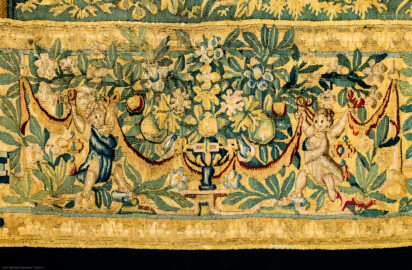 Schloss Bruchsal - Hauptbau / Corps de Logis - Von innen - Beletage - Gelbes Zimmer - Ostwand, nördliche Seite - Ausschnitt (untere Bordüre, ganz links) aus der Tapisserie "David besänftigt Saul mit Saitenspiel" der sechsteiligen Folge mit Szenen aus dem Alten Testament (hier: Episode aus der Geschichte Davids, 1. Buch Samuel, Kapitel 18; Inv.Nr. G 115; Höhe x Breite: 274 cm x 328 cm; hergestellt von Martin II Reymbouts in Brüssel, um 1600; restauriert 1965/66 und nach 2007) (aufgenommen im November 2020, am späten Vormittag) Schloss Bruchsal - Hauptbau / Corps de Logis - Von innen - Beletage - Gelbes Zimmer - Ostwand, nördliche Seite - Ausschnitt (untere Bordüre, ganz links) aus der Tapisserie "David besänftigt Saul mit Saitenspiel" der sechsteiligen Folge mit Szenen aus dem Alten Testament (hier: Episode aus der Geschichte Davids, 1. Buch Samuel, Kapitel 18; Inv.Nr. G 115; Höhe x Breite: 274 cm x 328 cm; hergestellt von Martin II Reymbouts in Brüssel, um 1600; restauriert 1965/66 und nach 2007) (aufgenommen im November 2020, am späten Vormittag)