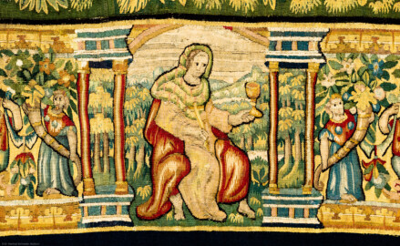 Schloss Bruchsal - Hauptbau / Corps de Logis - Von innen - Beletage - Gelbes Zimmer - Südwand, westliche Seite - Ausschnitt (untere Bordüre, Mitte) aus der Tapisserie "Esther von Ahasver zu königlichen Ehren erhoben" aus der sechsteiligen Folge mit Szenen aus dem Alten Testament (hier: Das Buch Esther, Kapitel 2; Inv.Nr. G 112; Höhe x Breite: 273 cm x 197 cm; hergestellt von Martin II Reymbouts in Brüssel, um 1600; restauriert 1965/66 und nach 2007) (aufgenommen im November 2020, am späten Vormittag) Schloss Bruchsal - Hauptbau / Corps de Logis - Von innen - Beletage - Gelbes Zimmer - Südwand, westliche Seite - Ausschnitt (untere Bordüre, Mitte) aus der Tapisserie "Esther von Ahasver zu königlichen Ehren erhoben" aus der sechsteiligen Folge mit Szenen aus dem Alten Testament (hier: Das Buch Esther, Kapitel 2; Inv.Nr. G 112; Höhe x Breite: 273 cm x 197 cm; hergestellt von Martin II Reymbouts in Brüssel, um 1600; restauriert 1965/66 und nach 2007) (aufgenommen im November 2020, am späten Vormittag)