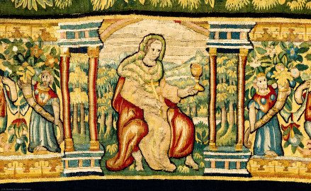 Schloss Bruchsal - Hauptbau / Corps de Logis - Von innen - Beletage - Gelbes Zimmer - Südwand, westliche Seite - Ausschnitt (untere Bordüre, Mitte) aus der Tapisserie "Esther von Ahasver zu königlichen Ehren erhoben" aus der sechsteiligen Folge mit Szenen aus dem Alten Testament (hier: Das Buch Esther, Kapitel 2; Inv.Nr. G 112; Höhe x Breite: 273 cm x 197 cm; hergestellt von Martin II Reymbouts in Brüssel, um 1600; restauriert 1965/66 und nach 2007) (aufgenommen im November 2020, am späten Vormittag) Schloss Bruchsal - Hauptbau / Corps de Logis - Von innen - Beletage - Gelbes Zimmer - Südwand, westliche Seite - Ausschnitt (untere Bordüre, Mitte) aus der Tapisserie "Esther von Ahasver zu königlichen Ehren erhoben" aus der sechsteiligen Folge mit Szenen aus dem Alten Testament (hier: Das Buch Esther, Kapitel 2; Inv.Nr. G 112; Höhe x Breite: 273 cm x 197 cm; hergestellt von Martin II Reymbouts in Brüssel, um 1600; restauriert 1965/66 und nach 2007) (aufgenommen im November 2020, am späten Vormittag)