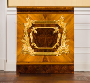 Schloss Bruchsal - Hauptbau / Corps de Logis - Von innen - Beletage - Gelbes Zimmer - Ostwand, rechts der Mitte - Blick auf ein rekonstruiertes Teilstück der historischen Brüstungsvertäfelung aus Holz mit Vergoldung (aufgenommen im November 2020, am Nachmittag) Schloss Bruchsal - Hauptbau / Corps de Logis - Von innen - Beletage - Gelbes Zimmer - Ostwand, rechts der Mitte - Blick auf ein rekonstruiertes Teilstück der historischen Brüstungsvertäfelung aus Holz mit Vergoldung (aufgenommen im November 2020, am Nachmittag)