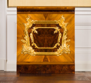 Schloss Bruchsal - Hauptbau / Corps de Logis - Von innen - Beletage - Gelbes Zimmer - Ostwand, rechts der Mitte - Blick auf ein rekonstruiertes Teilstück der historischen Brüstungsvertäfelung aus Holz mit Vergoldung (aufgenommen im November 2020, am Nachmittag) Schloss Bruchsal - Hauptbau / Corps de Logis - Von innen - Beletage - Gelbes Zimmer - Ostwand, rechts der Mitte - Blick auf ein rekonstruiertes Teilstück der historischen Brüstungsvertäfelung aus Holz mit Vergoldung (aufgenommen im November 2020, am Nachmittag)