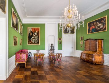 Schloss Bruchsal - Hauptbau / Corps de Logis - Von innen - Beletage - Galeriezimmer - Von Osten - Blick vom südlichen Fenster nach Westen in das Galeriezimmer (aufgenommen im November 2020, um die Mittagszeit) Schloss Bruchsal - Hauptbau / Corps de Logis - Von innen - Beletage - Galeriezimmer - Von Osten - Blick vom südlichen Fenster nach Westen in das Galeriezimmer (aufgenommen im November 2020, um die Mittagszeit)