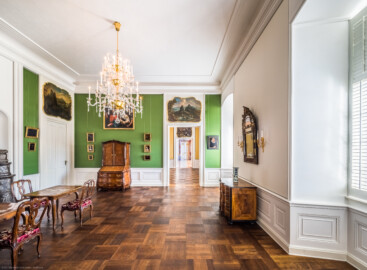 Schloss Bruchsal - Hauptbau / Corps de Logis - Von innen - Beletage - Galeriezimmer - Von Süden - Blick vom Blauen Zimmer nach Norden in das Galeriezimmer und das Winterspeisezimmer (aufgenommen im November 2020, um die Mittagszeit) Schloss Bruchsal - Hauptbau / Corps de Logis - Von innen - Beletage - Galeriezimmer - Von Süden - Blick vom Blauen Zimmer nach Norden in das Galeriezimmer und das Winterspeisezimmer (aufgenommen im November 2020, um die Mittagszeit)