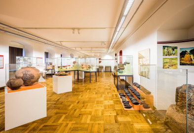 Städtisches Museum Bruchsal - Schloss Bruchsal - Hauptbau / Corps de Logis - Von innen - Südlicher Raum, nordlicher Teil, Bereiche Bronze- / Latène- / Hallstatt- / Römerzeit - Von Osten - Blick in den Raum nach Westen, links vorne Kermaikgefäße aus der Hallstattzeit, dahinter eine Getreide-Handmühle aus der Latènezeit, dahinter Vitrinen mit römischen Fundstücken, rechts ein nachgebauter Rennofen zur experimentellen Eisenverhüttung, dahinter ein Eisenbarrenfund mit Doppelpyramidenbarren, dahinter eine Vitrine mit römischen Bronzegefäßen (aufgenommen im Dezember 2020, am frühen Nachmittag) Städtisches Museum Bruchsal - Schloss Bruchsal - Hauptbau / Corps de Logis - Von innen - Südlicher Raum, nordlicher Teil, Bereiche Bronze- / Latène- / Hallstatt- / Römerzeit - Von Osten - Blick in den Raum nach Westen, links vorne Kermaikgefäße aus der Hallstattzeit, dahinter eine Getreide-Handmühle aus der Latènezeit, dahinter Vitrinen mit römischen Fundstücken, rechts ein nachgebauter Rennofen zur experimentellen Eisenverhüttung, dahinter ein Eisenbarrenfund mit Doppelpyramidenbarren, dahinter eine Vitrine mit römischen Bronzegefäßen (aufgenommen im Dezember 2020, am frühen Nachmittag)