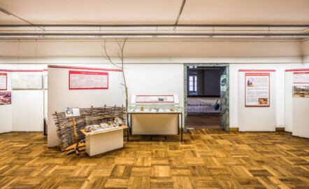 Städtisches Museum Bruchsal - Schloss Bruchsal - Hauptbau / Corps de Logis - Von innen - Östlicher Raum, Eingangsbereich / Bereich Steinzeit - Von Osten - Blick auf den Eingangsbereich mit Tafeln und Exponaten zur Steinzeit, insbesondere der Michelsberger Kultur (aufgenommen im Dezember 2020, am Nachmittag)