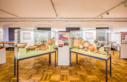 Städtisches Museum Bruchsal - Schloss Bruchsal - Hauptbau / Corps de Logis - Südlicher Raum, Bereich Römerzeit - Blick nach Süden, in der Mitte Vitrinen mit diversen römischen Fundstücken (Amphoren, Krügen, Schalen etc), hinten Vitrinen mit Funden aus der Zeit der Alamannen, Merowinger und Franken (aufgenommen im Dezember 2020, um die Mittagszeit) Städtisches Museum Bruchsal - Schloss Bruchsal - Hauptbau / Corps de Logis - Südlicher Raum, Bereich Römerzeit - Blick nach Süden, in der Mitte Vitrinen mit diversen römischen Fundstücken (Amphoren, Krügen, Schalen etc), hinten Vitrinen mit Funden aus der Zeit der Alamannen, Merowinger und Franken (aufgenommen im Dezember 2020, um die Mittagszeit)