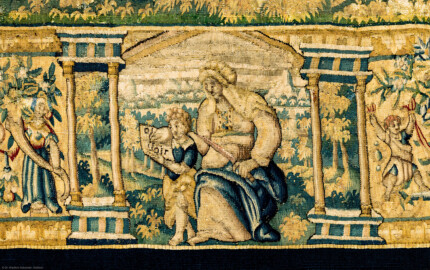 Schloss Bruchsal - Hauptbau / Corps de Logis - Von innen - Beletage - Gelbes Zimmer - Ostwand, südliche Seite - Ausschnitt (unten, rechts der Mitte) aus der Bordüre der Tapisserie "Kriegsszene" aus der sechsteiligen Folge mit Szenen aus dem Alten Testament (hier: unklare Episode aus dem Alten Testament über eine kriegerische Auseinandersetzung ; Inv.Nr. G 113; Höhe x Breite: 277 cm x 388 cm; hergestellt von Martin II Reymbouts in Brüssel, um 1600; restauriert 1961/63 und nach 2007) (aufgenommen im Dezember 2020, am frühen Nachmittag) Schloss Bruchsal - Hauptbau / Corps de Logis - Von innen - Beletage - Gelbes Zimmer - Ostwand, südliche Seite - Ausschnitt (unten, rechts der Mitte) aus der Bordüre der Tapisserie "Kriegsszene" aus der sechsteiligen Folge mit Szenen aus dem Alten Testament (hier: unklare Episode aus dem Alten Testament über eine kriegerische Auseinandersetzung ; Inv.Nr. G 113; Höhe x Breite: 277 cm x 388 cm; hergestellt von Martin II Reymbouts in Brüssel, um 1600; restauriert 1961/63 und nach 2007) (aufgenommen im Dezember 2020, am frühen Nachmittag)