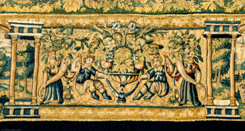 Schloss Bruchsal - Hauptbau / Corps de Logis - Von innen - Beletage - Gelbes Zimmer - Ostwand, südliche Seite - Ausschnitt (unten, rechts der Mitte) aus der Bordüre der Tapisserie "Kriegsszene" aus der sechsteiligen Folge mit Szenen aus dem Alten Testament (hier: unklare Episode aus dem Alten Testament über eine kriegerische Auseinandersetzung ; Inv.Nr. G 113; Höhe x Breite: 277 cm x 388 cm; hergestellt von Martin II Reymbouts in Brüssel, um 1600; restauriert 1961/63 und nach 2007) (aufgenommen im Dezember 2020, am frühen Nachmittag) Schloss Bruchsal - Hauptbau / Corps de Logis - Von innen - Beletage - Gelbes Zimmer - Ostwand, südliche Seite - Ausschnitt (unten, rechts der Mitte) aus der Bordüre der Tapisserie "Kriegsszene" aus der sechsteiligen Folge mit Szenen aus dem Alten Testament (hier: unklare Episode aus dem Alten Testament über eine kriegerische Auseinandersetzung ; Inv.Nr. G 113; Höhe x Breite: 277 cm x 388 cm; hergestellt von Martin II Reymbouts in Brüssel, um 1600; restauriert 1961/63 und nach 2007) (aufgenommen im Dezember 2020, am frühen Nachmittag)