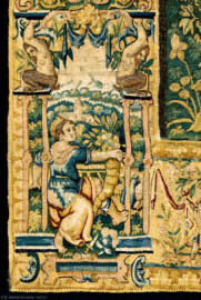 Schloss Bruchsal - Hauptbau / Corps de Logis - Von innen - Beletage - Gelbes Zimmer - Ostwand, südliche Seite - Ausschnitt (links, unten) aus der Bordüre der Tapisserie "Kriegsszene" aus der sechsteiligen Folge mit Szenen aus dem Alten Testament (hier: unklare Episode aus dem Alten Testament über eine kriegerische Auseinandersetzung ; Inv.Nr. G 113; Höhe x Breite: 277 cm x 388 cm; hergestellt von Martin II Reymbouts in Brüssel, um 1600; restauriert 1961/63 und nach 2007) (aufgenommen im Dezember 2020, am Nachmittag) Schloss Bruchsal - Hauptbau / Corps de Logis - Von innen - Beletage - Gelbes Zimmer - Ostwand, südliche Seite - Ausschnitt (links, unten) aus der Bordüre der Tapisserie "Kriegsszene" aus der sechsteiligen Folge mit Szenen aus dem Alten Testament (hier: unklare Episode aus dem Alten Testament über eine kriegerische Auseinandersetzung ; Inv.Nr. G 113; Höhe x Breite: 277 cm x 388 cm; hergestellt von Martin II Reymbouts in Brüssel, um 1600; restauriert 1961/63 und nach 2007) (aufgenommen im Dezember 2020, am Nachmittag)