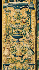 Schloss Bruchsal - Hauptbau / Corps de Logis - Von innen - Beletage - Gelbes Zimmer - Ostwand, südliche Seite - Ausschnitt (links, unterhalb der Mitte) aus der Bordüre der Tapisserie "Kriegsszene" aus der sechsteiligen Folge mit Szenen aus dem Alten Testament (hier: unklare Episode aus dem Alten Testament über eine kriegerische Auseinandersetzung ; Inv.Nr. G 113; Höhe x Breite: 277 cm x 388 cm; hergestellt von Martin II Reymbouts in Brüssel, um 1600; restauriert 1961/63 und nach 2007) (aufgenommen im Dezember 2020, am Nachmittag) Schloss Bruchsal - Hauptbau / Corps de Logis - Von innen - Beletage - Gelbes Zimmer - Ostwand, südliche Seite - Ausschnitt (links, unterhalb der Mitte) aus der Bordüre der Tapisserie "Kriegsszene" aus der sechsteiligen Folge mit Szenen aus dem Alten Testament (hier: unklare Episode aus dem Alten Testament über eine kriegerische Auseinandersetzung ; Inv.Nr. G 113; Höhe x Breite: 277 cm x 388 cm; hergestellt von Martin II Reymbouts in Brüssel, um 1600; restauriert 1961/63 und nach 2007) (aufgenommen im Dezember 2020, am Nachmittag)