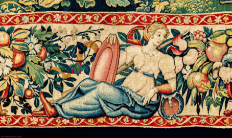 Schloss Bruchsal - Hauptbau / Corps de Logis - Von innen - Beletage - Arbeitszimmer - Nordwand, westliche Seite - Ausschnitt (Bordüre, unten, Mitte) aus der Tapisserie "David schickt Botschafter zu Nabal" aus dem fünfteiligen Zyklus "Die Geschichte von David und Abigail" (Begebenheit aus dem Alten Testament, 1. Buch Samuel, Kapitel 25) (Inv.Nr. G 110; Höhe x Breite: 282 cm x 344 cm; Marke / Signatur: dreiblättriges Kleeblatt (rechte untere Ecke der Bordüre); hergestellt vermutlich in Brüssel, 3. Viertel des 16. Jahrhunderts; restauriert 1959/66 und nach 2007) (aufgenommen im Dezember 2020, um die Mittagszeit) Schloss Bruchsal - Hauptbau / Corps de Logis - Von innen - Beletage - Arbeitszimmer - Nordwand, westliche Seite - Ausschnitt (Bordüre, unten, Mitte) aus der Tapisserie "David schickt Botschafter zu Nabal" aus dem fünfteiligen Zyklus "Die Geschichte von David und Abigail" (Begebenheit aus dem Alten Testament, 1. Buch Samuel, Kapitel 25) (Inv.Nr. G 110; Höhe x Breite: 282 cm x 344 cm; Marke / Signatur: dreiblättriges Kleeblatt (rechte untere Ecke der Bordüre); hergestellt vermutlich in Brüssel, 3. Viertel des 16. Jahrhunderts; restauriert 1959/66 und nach 2007) (aufgenommen im Dezember 2020, um die Mittagszeit)