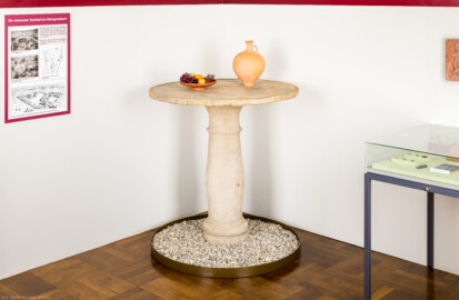 Städtisches Museum Bruchsal - Schloss Bruchsal - Hauptbau / Corps de Logis - Südlicher Raum, Bereich Römerzeit - Römischer Steintisch (römische Kaiserzeit 2.-3. Jh. n.Chr.; aus dem Keller einer römischen Villa bei Bruchsal-Obergrombach; Grabung 1911) (aufgenommen im Januar 2021, um die Mittagszeit) Städtisches Museum Bruchsal - Schloss Bruchsal - Hauptbau / Corps de Logis - Südlicher Raum, Bereich Römerzeit - Römischer Steintisch (römische Kaiserzeit 2.-3. Jh. n.Chr.; aus dem Keller einer römischen Villa bei Bruchsal-Obergrombach; Grabung 1911) (aufgenommen im Januar 2021, um die Mittagszeit)