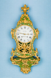 Städtisches Museum Bruchsal - Schloss Bruchsal - Hauptbau / Corps de Logis - Südlicher Raum, Bereich Münzen und Medaillen - Pendule um 1770 aus großherzoglicher Hofhaltung (Uhrmacher: Franz Anton Könner; signiert "François Könner Bruchsall"; dreiteiliges Neuenburger Holzgehäuse, Werk mit Viertelstundenschlag) (aufgenommen im Januar 2021, am frühen Nachmittag)