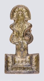 Städtisches Museum Bruchsal - Schloss Bruchsal - Hauptbau / Corps de Logis - Südlicher Raum, Bereich Merowingerzeit - Fibel (Schließe, Gewandnadel) - Grabbeigabe einer Frau der gehobenen Bevölkerungsschicht; Merowinger-/Frankenzeit, um 650 n.Chr.; Ubstadt 1972 (aufgenommen im Januar 2021, am Nachmittag)