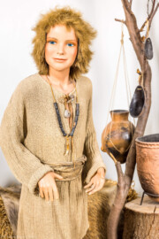 Städtisches Museum Bruchsal - Schloss Bruchsal - Hauptbau / Corps de Logis - Östlicher Raum - Michi, der kleine Steinzeitjunge, eine Art Führer durch das Städtische Museum (aufgenommen im Januar 2021, am späten Nachmittag) Städtisches Museum Bruchsal - Schloss Bruchsal - Hauptbau / Corps de Logis - Östlicher Raum - Michi, der kleine Steinzeitjunge, eine Art Führer durch das Städtische Museum (aufgenommen im Januar 2021, am späten Nachmittag)