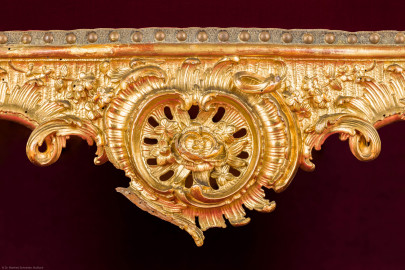 Schloss Bruchsal - Hauptbau / Corps de Logis - Von Innen - Beletage - Thronsaal - Südliche Wand, Mitte, Thronensemble - Blick auf das geschnitzte Ornament an der vorderen Stuhlzarge des Thronsessels (Armsessel um 1752-1758, geschnitzt vermutlich von Ferdinand Hundt; Höhe x Breite x Tiefe: 124 cm x 84 cm x 62 cm) (aufgenommen im Januar 2021, am frühen Nachmittag) Schloss Bruchsal - Hauptbau / Corps de Logis - Von Innen - Beletage - Thronsaal - Südliche Wand, Mitte, Thronensemble - Blick auf das geschnitzte Ornament an der vorderen Stuhlzarge des Thronsessels (Armsessel um 1752-1758, geschnitzt vermutlich von Ferdinand Hundt; Höhe x Breite x Tiefe: 124 cm x 84 cm x 62 cm) (aufgenommen im Januar 2021, am frühen Nachmittag)