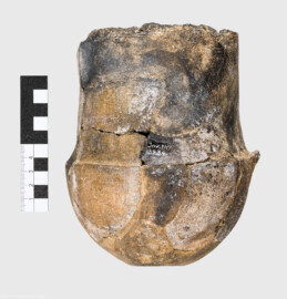 Städtisches Museum Bruchsal - Schloss Bruchsal - Hauptbau / Corps de Logis - Östlicher Raum, Bereich Jungsteinzeit - Fragment (Unterteil) eines jungsteinzeitlichen Tulpenbechers (Alltagskeramik der Michelsberger Kultur; Tulpenbecher vom Typ 4,2, datiert um 3.700-3.650 v. Chr.; Fundort: Bruchsal, Auberg, Anlage „Scheelkopf“; Höhe noch ca. 14,5 cm, Durchmesser ca. 12,2 cm, Wanddicke ca. 1,5 cm; Ton, mit geringem organischem Anteil, sowie natürlicher Sandmagerung; Inv.Nr. 39.34) (aufgenommen im Januar 2021, am frühen Nachmittag) Städtisches Museum Bruchsal - Schloss Bruchsal - Hauptbau / Corps de Logis - Östlicher Raum, Bereich Jungsteinzeit - Fragment (Unterteil) eines jungsteinzeitlichen Tulpenbechers (Alltagskeramik der Michelsberger Kultur; Tulpenbecher vom Typ 4,2, datiert um 3.700-3.650 v. Chr.; Fundort: Bruchsal, Auberg, Anlage „Scheelkopf“; Höhe noch ca. 14,5 cm, Durchmesser ca. 12,2 cm, Wanddicke ca. 1,5 cm; Ton, mit geringem organischem Anteil, sowie natürlicher Sandmagerung; Inv.Nr. 39.34) (aufgenommen im Januar 2021, am frühen Nachmittag)