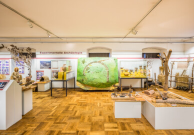 Städtisches Museum Bruchsal - Schloss Bruchsal - Hauptbau / Corps de Logis - Von innen - Östlicher Raum, Bereich Steinzeit / Experimentelle Archäologie - Von Westen - Blick nach Osten in den östlichen Raum (aufgenommen im Januar 2021, am Nachmittag)