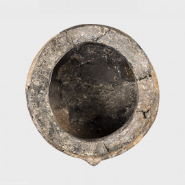 Städtisches Museum Bruchsal - Schloss Bruchsal - Hauptbau / Corps de Logis - Östlicher Raum, Bereich Jungsteinzeit - Fragment (Unterteil) eines jungsteinzeitlichen Tulpenbechers (Alltagskeramik der Michelsberger Kultur; Tulpenbecher vom Typ 4,2, datiert um 3.700-3.650 v. Chr.; Fundort: Bruchsal, Auberg, Anlage „Scheelkopf“; Höhe noch ca. 14,5 cm, Durchmesser ca. 12,2 cm, Wanddicke ca. 1,5 cm; Ton, mit geringem organischem Anteil, sowie natürlicher Sandmagerung; Inv.Nr. 39.34) (aufgenommen im Januar 2021, am frühen Nachmittag) Städtisches Museum Bruchsal - Schloss Bruchsal - Hauptbau / Corps de Logis - Östlicher Raum, Bereich Jungsteinzeit - Fragment (Unterteil) eines jungsteinzeitlichen Tulpenbechers (Alltagskeramik der Michelsberger Kultur; Tulpenbecher vom Typ 4,2, datiert um 3.700-3.650 v. Chr.; Fundort: Bruchsal, Auberg, Anlage „Scheelkopf“; Höhe noch ca. 14,5 cm, Durchmesser ca. 12,2 cm, Wanddicke ca. 1,5 cm; Ton, mit geringem organischem Anteil, sowie natürlicher Sandmagerung; Inv.Nr. 39.34) (aufgenommen im Januar 2021, am frühen Nachmittag)