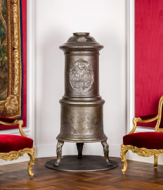 Schloss Bruchsal - Hauptbau / Corps de Logis - Von Innen - Beletage - Thronsaal - Südwestecke - Blick auf die Ofennische und den Stubenofen aus Gusseisen (sog. Kanonenofen) mit dem fürstbischöflichen Wappen von Franz Christoph von Hutten zum Stolzenberg (hergestellt wohl um 1761; Gewicht ca. 250 kg; beschädigt beim Brand 1945, wohl nach 2000 wiederhergestellt, u.a. durch Restauratorin Magdalena Baur und der Kunstschmiede Peter Klink aus Pfullendorf; Inv.Nr. G 16655) (aufgenommen im Februar 2021, am späten Vormittag) Schloss Bruchsal - Hauptbau / Corps de Logis - Von Innen - Beletage - Thronsaal - Südwestecke - Blick auf die Ofennische und den Stubenofen aus Gusseisen (sog. Kanonenofen) mit dem fürstbischöflichen Wappen von Franz Christoph von Hutten zum Stolzenberg (hergestellt wohl um 1761; Gewicht ca. 250 kg; beschädigt beim Brand 1945, wohl nach 2000 wiederhergestellt, u.a. durch Restauratorin Magdalena Baur und der Kunstschmiede Peter Klink aus Pfullendorf; Inv.Nr. G 16655) (aufgenommen im Februar 2021, am späten Vormittag)