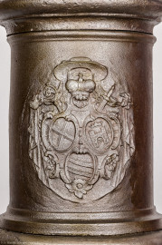 Schloss Bruchsal - Hauptbau / Corps de Logis - Von Innen - Beletage - Thronsaal - Südwestecke, Stubenofen - Blick auf das fürstbischöfliche Wappen von Franz Christoph von Hutten zum Stolzenberg am Stubenofen (Stubenofen hergestellt wohl um 1761; Gewicht ca. 250 kg; beschädigt beim Brand 1945, wohl nach 2000 wiederhergestellt, u.a. durch Restauratorin Magdalena Baur und der Kunstschmiede Peter Klink aus Pfullendorf; Inv.Nr. G 16655) (aufgenommen im Februar 2021, am späten Vormittag) Schloss Bruchsal - Hauptbau / Corps de Logis - Von Innen - Beletage - Thronsaal - Südwestecke, Stubenofen - Blick auf das fürstbischöfliche Wappen von Franz Christoph von Hutten zum Stolzenberg am Stubenofen (Stubenofen hergestellt wohl um 1761; Gewicht ca. 250 kg; beschädigt beim Brand 1945, wohl nach 2000 wiederhergestellt, u.a. durch Restauratorin Magdalena Baur und der Kunstschmiede Peter Klink aus Pfullendorf; Inv.Nr. G 16655) (aufgenommen im Februar 2021, am späten Vormittag)