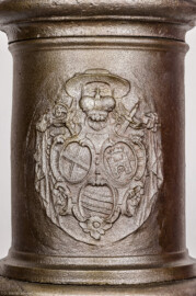 Schloss Bruchsal - Hauptbau / Corps de Logis - Von Innen - Beletage - Thronsaal - Südwestecke, Stubenofen - Blick auf das fürstbischöfliche Wappen von Franz Christoph von Hutten zum Stolzenberg am Stubenofen (Stubenofen hergestellt wohl um 1761; Gewicht ca. 250 kg; beschädigt beim Brand 1945, wohl nach 2000 wiederhergestellt, u.a. durch Restauratorin Magdalena Baur und der Kunstschmiede Peter Klink aus Pfullendorf; Inv.Nr. G 16655) (aufgenommen im Februar 2021, am späten Vormittag) Schloss Bruchsal - Hauptbau / Corps de Logis - Von Innen - Beletage - Thronsaal - Südwestecke, Stubenofen - Blick auf das fürstbischöfliche Wappen von Franz Christoph von Hutten zum Stolzenberg am Stubenofen (Stubenofen hergestellt wohl um 1761; Gewicht ca. 250 kg; beschädigt beim Brand 1945, wohl nach 2000 wiederhergestellt, u.a. durch Restauratorin Magdalena Baur und der Kunstschmiede Peter Klink aus Pfullendorf; Inv.Nr. G 16655) (aufgenommen im Februar 2021, am späten Vormittag)