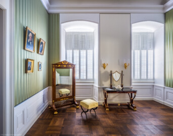 Schloss Bruchsal - Hauptbau / Corps de Logis - Von Innen - Beletage - Schlafzimmer (Markgräfin Amalie) - Von Süden - Blick nach Norden in den Raum auf den Frisiertisch und den Standspiegel (aufgenommen im Februar 2021, am späten Vormittag) Schloss Bruchsal - Hauptbau / Corps de Logis - Von Innen - Beletage - Schlafzimmer (Markgräfin Amalie) - Von Süden - Blick nach Norden in den Raum auf den Frisiertisch und den Standspiegel (aufgenommen im Februar 2021, am späten Vormittag)