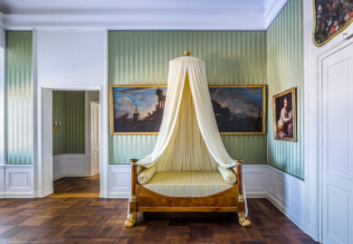 Schloss Bruchsal - Hauptbau / Corps de Logis - Von Innen - Beletage - Schlafzimmer (Markgräfin Amalie) - Von Westen - Blick nach Osten in den Raum und auf das Bett Amaliens. Bett im Empire-Stil nach historischem Vorbild (aufgenommen im Februar 2021, am frühen Nachmittag) Schloss Bruchsal - Hauptbau / Corps de Logis - Von Innen - Beletage - Schlafzimmer (Markgräfin Amalie) - Von Westen - Blick nach Osten in den Raum und auf das Bett Amaliens. Bett im Empire-Stil nach historischem Vorbild (aufgenommen im Februar 2021, am frühen Nachmittag)