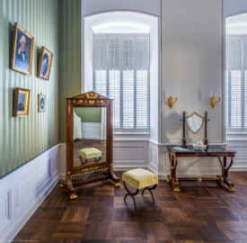 Schloss Bruchsal - Hauptbau / Corps de Logis - Von Innen - Beletage - Schlafzimmer (Markgräfin Amalie) - Von Süden - Blick nach Norden in den Raum auf den Frisiertisch und den Standspiegel (aufgenommen im Februar 2021, am späten Vormittag) Schloss Bruchsal - Hauptbau / Corps de Logis - Von Innen - Beletage - Schlafzimmer (Markgräfin Amalie) - Von Süden - Blick nach Norden in den Raum auf den Frisiertisch und den Standspiegel (aufgenommen im Februar 2021, am späten Vormittag)