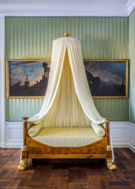 Schloss Bruchsal - Hauptbau / Corps de Logis - Von Innen - Beletage - Schlafzimmer (Markgräfin Amalie) - Von Westen - Blick auf das Bett Amaliens. Bett im Empire-Stil nach historischem Vorbild (aufgenommen im Februar 2021, am frühen Nachmittag) Schloss Bruchsal - Hauptbau / Corps de Logis - Von Innen - Beletage - Schlafzimmer (Markgräfin Amalie) - Von Westen - Blick auf das Bett Amaliens. Bett im Empire-Stil nach historischem Vorbild (aufgenommen im Februar 2021, am frühen Nachmittag)