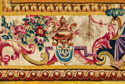 Schloss Bruchsal - Hauptbau / Corps de Logis - Von innen - Beletage - Jagdzimmer - Östliche Wand, Südseite - Ausschnitt aus der Bordüre (unten, links der Mitte) der Tapisserie "Tänzerinnen vor einer Statue des Gottes Pan" aus der "Groteskenserie" (Inv.Nr. G 101; Größe 332,5 cm x 325 cm; hergestellt in der Werkstatt von Philippe Behagle (Vater oder Sohn) in Beauvais zwischen 1685 und 1719) (aufgenommen im Februar 2021, um die Mittagszeit) Schloss Bruchsal - Hauptbau / Corps de Logis - Von innen - Beletage - Jagdzimmer - Östliche Wand, Südseite - Ausschnitt aus der Bordüre (unten, links der Mitte) der Tapisserie "Tänzerinnen vor einer Statue des Gottes Pan" aus der "Groteskenserie" (Inv.Nr. G 101; Größe 332,5 cm x 325 cm; hergestellt in der Werkstatt von Philippe Behagle (Vater oder Sohn) in Beauvais zwischen 1685 und 1719) (aufgenommen im Februar 2021, um die Mittagszeit)