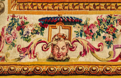 Schloss Bruchsal - Hauptbau / Corps de Logis - Von innen - Beletage - Jagdzimmer - Östliche Wand, Nordseite - Ausschnitt aus der Bordüre (unten links) der Tapisserie "Bacchus" aus der "Groteskenserie" (Inv.Nr. G 105; Höhe x Breite: 341 cm x 285 cm; hergestellt in der Werkstatt von Philippe Behagle (Vater oder Sohn) in Beauvais zwischen 1685 und 1719; Entwürfe von Jean-Baptiste Monnoyer, Guy-Louis de Vernansal, Jean-Baptiste B(e)lin de Fontenay; restauriert 1960 und nach 2007) (aufgenommen im Februar 2021, um die Mittagszeit) Schloss Bruchsal - Hauptbau / Corps de Logis - Von innen - Beletage - Jagdzimmer - Östliche Wand, Nordseite - Ausschnitt aus der Bordüre (unten links) der Tapisserie "Bacchus" aus der "Groteskenserie" (Inv.Nr. G 105; Höhe x Breite: 341 cm x 285 cm; hergestellt in der Werkstatt von Philippe Behagle (Vater oder Sohn) in Beauvais zwischen 1685 und 1719; Entwürfe von Jean-Baptiste Monnoyer, Guy-Louis de Vernansal, Jean-Baptiste B(e)lin de Fontenay; restauriert 1960 und nach 2007) (aufgenommen im Februar 2021, um die Mittagszeit)