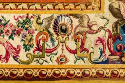 Schloss Bruchsal - Hauptbau / Corps de Logis - Von innen - Beletage - Jagdzimmer - Östliche Wand, Südseite - Ausschnitt aus der Bordüre (unten, rechts) der Tapisserie "Tänzerinnen vor einer Statue des Gottes Pan" aus der "Groteskenserie" (Inv.Nr. G 101; Größe 332,5 cm x 325 cm; hergestellt in der Werkstatt von Philippe Behagle (Vater oder Sohn) in Beauvais zwischen 1685 und 1719) (aufgenommen im Februar 2021, um die Mittagszeit) Schloss Bruchsal - Hauptbau / Corps de Logis - Von innen - Beletage - Jagdzimmer - Östliche Wand, Südseite - Ausschnitt aus der Bordüre (unten, rechts) der Tapisserie "Tänzerinnen vor einer Statue des Gottes Pan" aus der "Groteskenserie" (Inv.Nr. G 101; Größe 332,5 cm x 325 cm; hergestellt in der Werkstatt von Philippe Behagle (Vater oder Sohn) in Beauvais zwischen 1685 und 1719) (aufgenommen im Februar 2021, um die Mittagszeit)