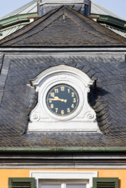 Waghäusel - Eremitage - Von Außen / Von Osten - Blick von der östlichen Friedrich-Hecker-Allee auf die Uhr des Zentralbaus, 1783 nachträglich eingebaut (aufgenommen im Februar 2021, am Vormittag)