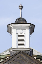 Waghäusel - Eremitage - Von Außen / Von Osten - Blick von der östlichen Friedrich-Hecker-Allee auf das Glockentürmchen des Zentralbaus, 1783 nachträglich eingebaut (aufgenommen im Februar 2021, am Vormittag) Waghäusel - Eremitage - Von Außen / Von Osten - Blick von der östlichen Friedrich-Hecker-Allee auf das Glockentürmchen des Zentralbaus, 1783 nachträglich eingebaut (aufgenommen im Februar 2021, am Vormittag)