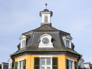 Waghäusel - Eremitage - Von Außen / Von Osten - Blick von der östlichen Friedrich-Hecker-Allee auf die Uhr und das Glockentürmchen des Zentralbaus, beide 1783 nachträglich eingebaut (aufgenommen im Februar 2021, am späten Vormittag)