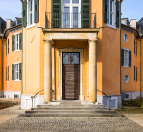 Waghäusel - Eremitage - Von Außen / Von Osten - Blick von der östlichen Friedrich-Hecker-Allee auf den schmiedeeiserner Altan, 1783 nachträglich eingebaut (aufgenommen im Februar 2021, am späten Vormittag)