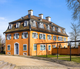 Waghäusel - Eremitage - Von Außen / Von Süden - Blick vom Eingang des Hauptbaus auf den nordöstlichen Kavalierspavillon, den "Gardebau" (aufgenommen im Februar 2021, am späten Vormittag)
