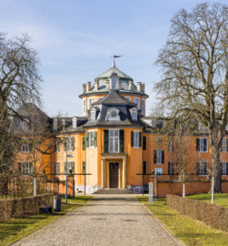 Waghäusel - Eremitage - Von Außen / Von Osten - Blick von der östlichen Friedrich-Hecker-Allee auf den Zentralbau (aufgenommen im Februar 2021, am frühen Nachmittag)