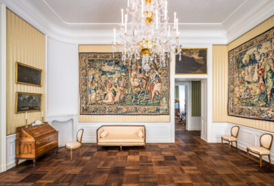 Schloss Bruchsal - Hauptbau / Corps de Logis - Von innen - Beletage - Arbeitszimmer - Von Osten - Blick nach Westen in das Arbeitszimmer mit Tapisserien aus dem Zyklus "Die Geschichte von David und Abigail" (aufgenommen im Februar 2021, um die Mittagszeit)