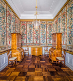 Schloss Bruchsal - Hauptbau / Corps de Logis - Von innen - Beletage - Garderobenzimmer - Von Süden - Blick nach Norden in den Raum auf die vielen Bahnen der Veston-Tapisserien, auch als "Vestontapete" bezeichnet (aufgenommen im März 2021, am späten Vormittag) Schloss Bruchsal - Hauptbau / Corps de Logis - Von innen - Beletage - Garderobenzimmer - Von Süden - Blick nach Norden in den Raum auf die vielen Bahnen der Veston-Tapisserien, auch als "Vestontapete" bezeichnet (aufgenommen im März 2021, am späten Vormittag)