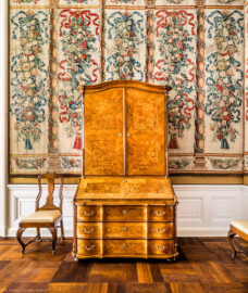 Schloss Bruchsal - Hauptbau / Corps de Logis - Von innen - Beletage - Garderobenzimmer - Westwand - Blick auf einen Schreibschrank sowie auf fünf Bahnen der Veston-Tapisserien, auch als "Vestontapete" bezeichnet (linke zwei Bahnen: Inv.Nr. G 137/4, Höhe 324 cm, Breite 167 cm; rechte drei Bahnen: Inv.Nr. G 137/1, Höhe 323 cm, Breite 252 cm; hergestellt vermutlich in Flandern um 1700) (aufgenommen im März 2021, um die Mittagszeit) Schloss Bruchsal - Hauptbau / Corps de Logis - Von innen - Beletage - Garderobenzimmer - Westwand - Blick auf einen Schreibschrank sowie auf fünf Bahnen der Veston-Tapisserien, auch als "Vestontapete" bezeichnet (linke zwei Bahnen: Inv.Nr. G 137/4, Höhe 324 cm, Breite 167 cm; rechte drei Bahnen: Inv.Nr. G 137/1, Höhe 323 cm, Breite 252 cm; hergestellt vermutlich in Flandern um 1700) (aufgenommen im März 2021, um die Mittagszeit)