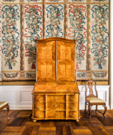 Schloss Bruchsal - Hauptbau / Corps de Logis - Von innen - Beletage - Garderobenzimmer - Ostwand - Blick auf einen Schreibschrank sowie auf fünf Bahnen der Veston-Tapisserien, auch als "Vestontapete" bezeichnet (linke zwei Bahnen: Inv.Nr. G 138a, Höhe 325 cm, Breite 172 cm; rechte drei Bahnen: Inv.Nr. G 168, Höhe 322 cm, Breite 249 cm; hergestellt vermutlich in Flandern um 1700) (aufgenommen im März 2021, um die Mittagszeit) Schloss Bruchsal - Hauptbau / Corps de Logis - Von innen - Beletage - Garderobenzimmer - Ostwand - Blick auf einen Schreibschrank sowie auf fünf Bahnen der Veston-Tapisserien, auch als "Vestontapete" bezeichnet (linke zwei Bahnen: Inv.Nr. G 138a, Höhe 325 cm, Breite 172 cm; rechte drei Bahnen: Inv.Nr. G 168, Höhe 322 cm, Breite 249 cm; hergestellt vermutlich in Flandern um 1700) (aufgenommen im März 2021, um die Mittagszeit)