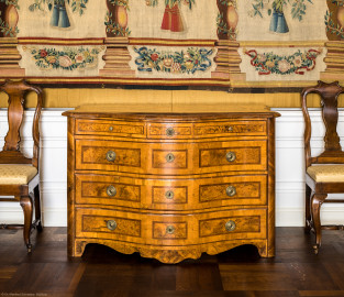 Schloss Bruchsal - Hauptbau / Corps de Logis - Von innen - Beletage - Garderobenzimmer - Nordwand - Blick auf eine Kommode (aufgenommen im März 2021, um die Mittagszeit) Schloss Bruchsal - Hauptbau / Corps de Logis - Von innen - Beletage - Garderobenzimmer - Nordwand - Blick auf eine Kommode (aufgenommen im März 2021, um die Mittagszeit)