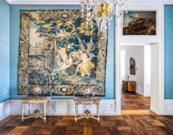 Schloss Bruchsal - Hauptbau / Corps de Logis - Von innen - Beletage - Blaues Zimmer - Von Süden - Blick nach Norden in das schmale Blaue Zimmer, auf die Tapisserie "Leda mit dem Schwan" sowie die Supraporte "Pflügender Bauer", rechts ein Blick in das Galeriezimmer (aufgenommen im März 2021, am frühen Nachmittag) Schloss Bruchsal - Hauptbau / Corps de Logis - Von innen - Beletage - Blaues Zimmer - Von Süden - Blick nach Norden in das schmale Blaue Zimmer, auf die Tapisserie "Leda mit dem Schwan" sowie die Supraporte "Pflügender Bauer", rechts ein Blick in das Galeriezimmer (aufgenommen im März 2021, am frühen Nachmittag)