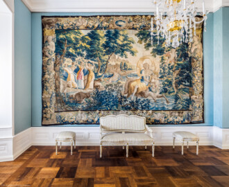 Schloss Bruchsal - Hauptbau / Corps de Logis - Von innen - Beletage - Blaues Zimmer - Von Norden - Blick nach Süden in das schmale Blaue Zimmer und auf die Tapisserie "Europa auf dem Stier" (aufgenommen im März 2021, am frühen Nachmittag) Schloss Bruchsal - Hauptbau / Corps de Logis - Von innen - Beletage - Blaues Zimmer - Von Norden - Blick nach Süden in das schmale Blaue Zimmer und auf die Tapisserie "Europa auf dem Stier" (aufgenommen im März 2021, am frühen Nachmittag)